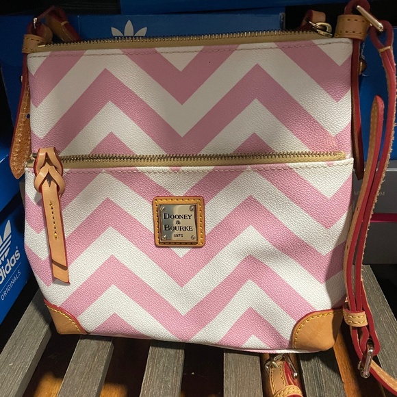 Dooney & Bourke Handbags - Dooney and Bourke crossbody